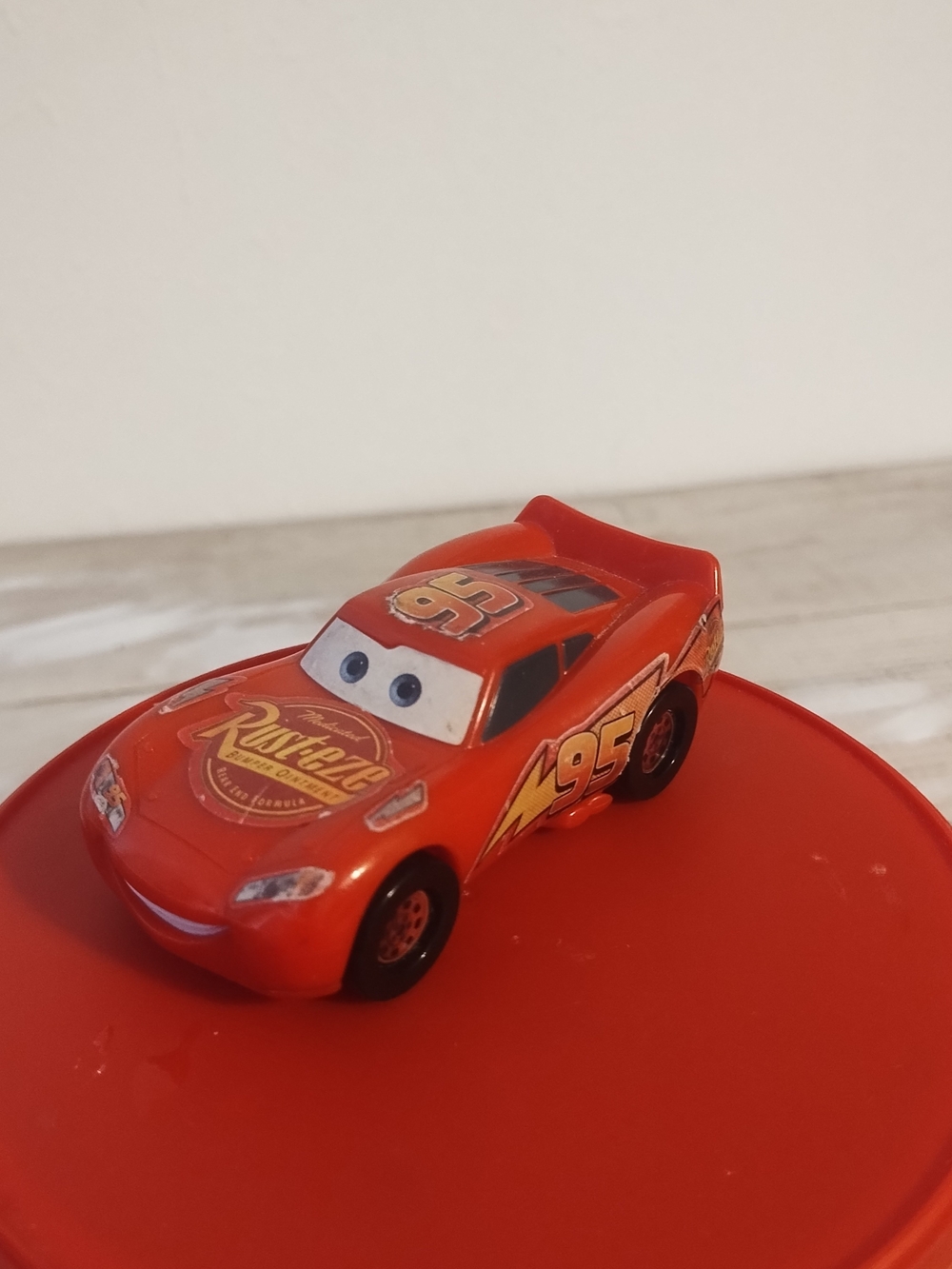 Disney Pixar Cars Lightning McQueen Toy Car plastic 3.5"